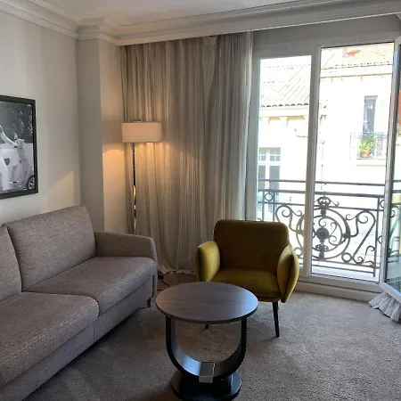 Le Canberra Hotel
