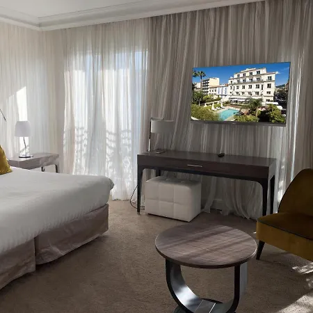 Le Canberra Hotel