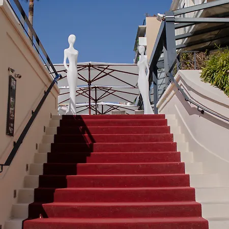 Le Canberra Hotel 4*