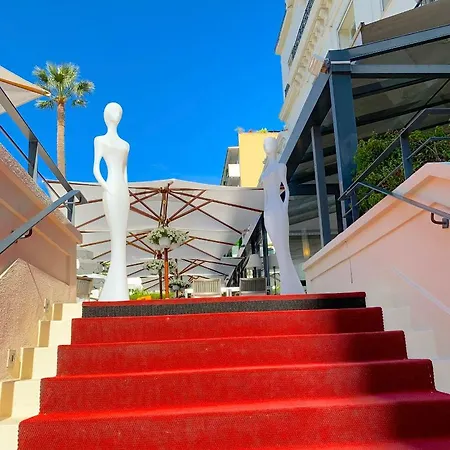 Le Canberra Hotel